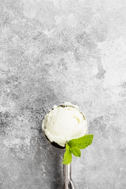 Gelato alla menta nel cucchiaio