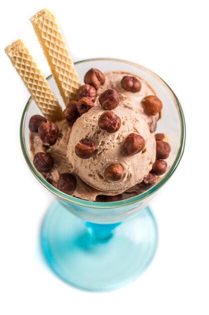 Gelato alla nocciola marrone su fondo bianco