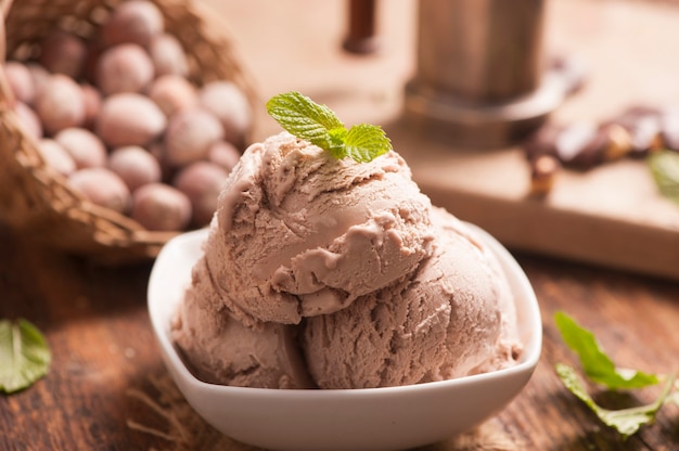 Gelato alla nocciola su uno sfondo di legno da vicino