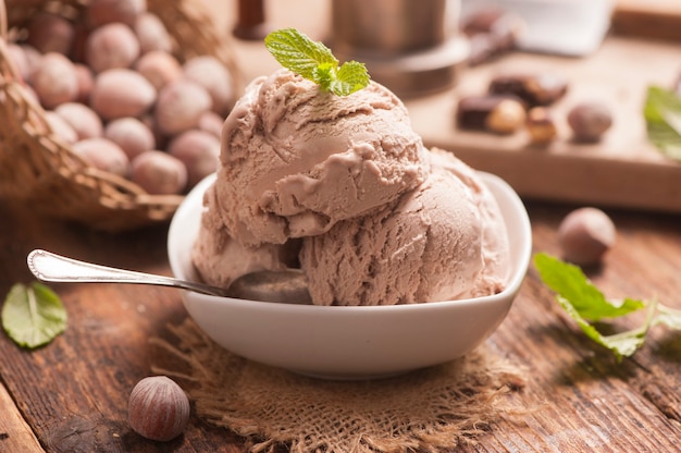 Gelato alla nocciola su uno sfondo di legno da vicino