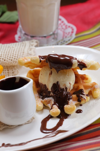 gelato alla vaniglia con cialde e cioccolato