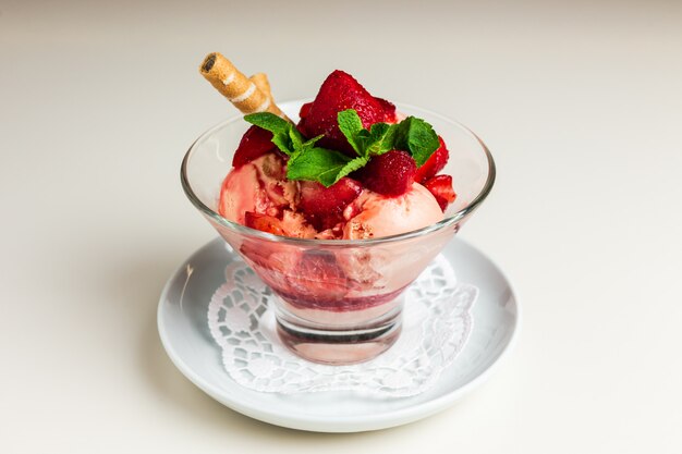 Gelato alla vaniglia con fragole