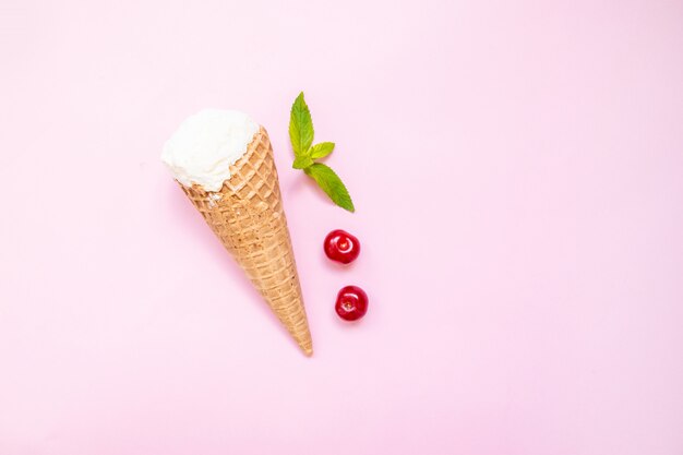 Gelato alla vaniglia con menta fresca e ciliegie