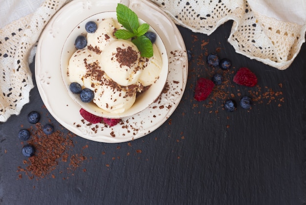 Gelato alla vaniglia con mirtilli e lamponi in tazza