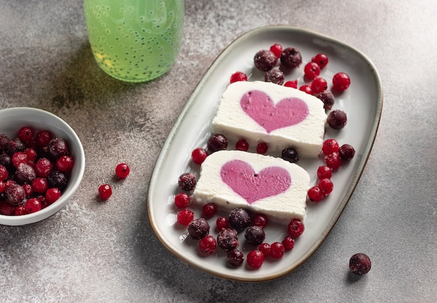 Gelato alla vaniglia con ripieno di cuore ai frutti di bosco