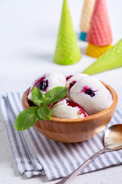 Gelato alla vaniglia con salsa ai frutti di bosco e menta