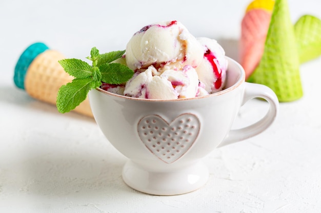 Gelato alla vaniglia con salsa ai frutti di bosco