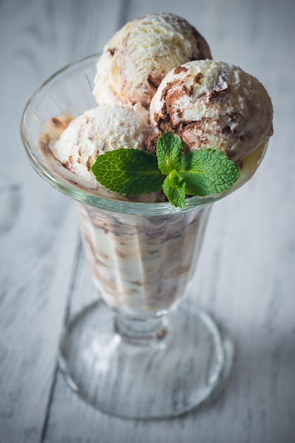 Gelato alla vaniglia e cioccolato in un bicchiere di coppa