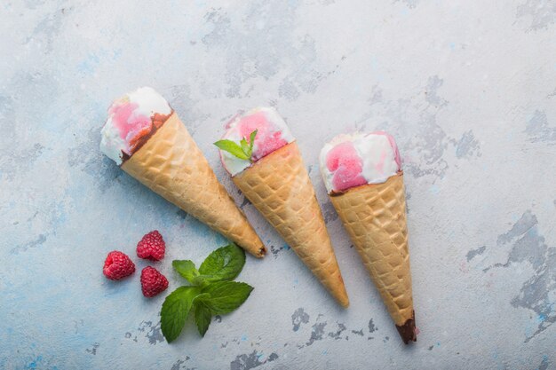 gelato alla vaniglia e coni su grigio