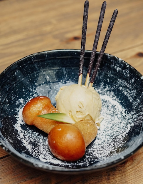 Gelato alla vaniglia e dolce al pan di spagna.