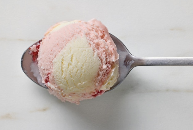 Gelato alla vaniglia e fragola