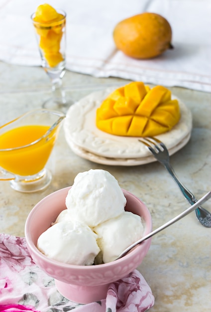 Gelato alla vaniglia e mango. Sfondo chiaro