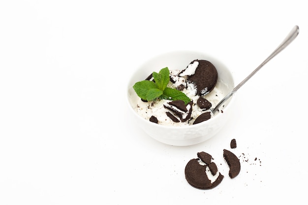 Gelato alla vaniglia fatto in casa su sfondo bianco