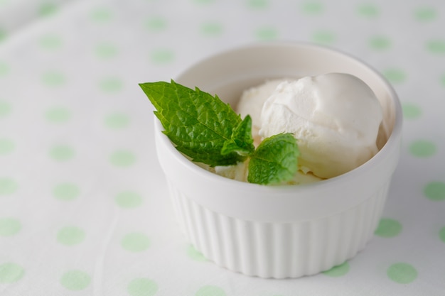 gelato alla vaniglia in ciotola bianca