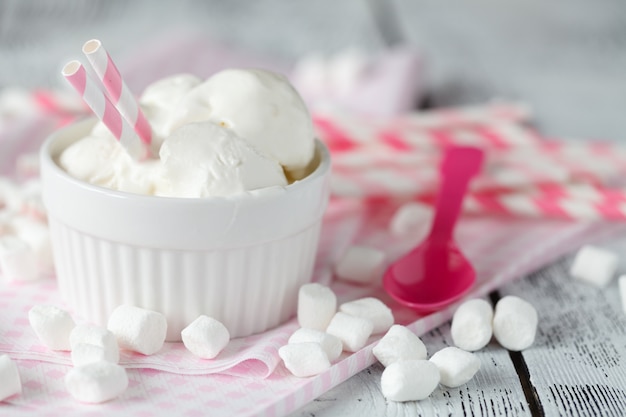 Gelato alla vaniglia in tazza bianca