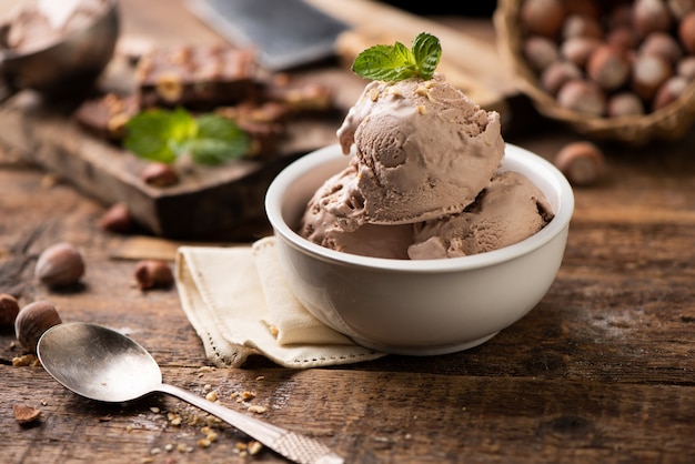 Gelato alle nocciole fresche sulla tavola di legno. Composizione di un delizioso gelato fresco