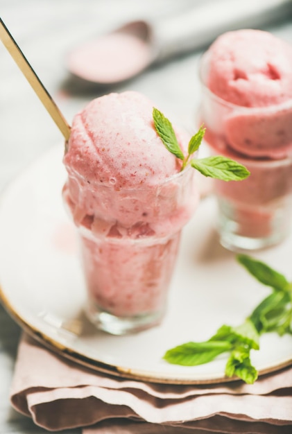 Gelato allo yogurt alla fragola fatto in casa con foglie di menta