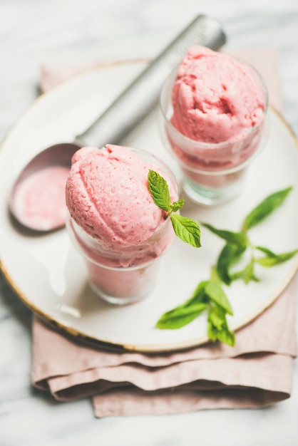 Gelato allo yogurt alla fragola fatto in casa in bicchieri