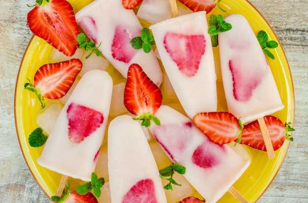 Gelato artigianale con fragole. Messa a fuoco selettiva