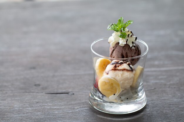 Gelato artigianale fatto in casa alla vaniglia e al cioccolato con menta