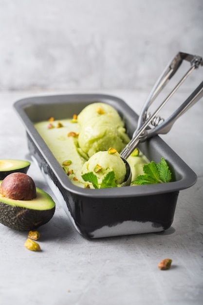 Gelato biologico fatto in casa di avocado e menta in un contenitore metallico