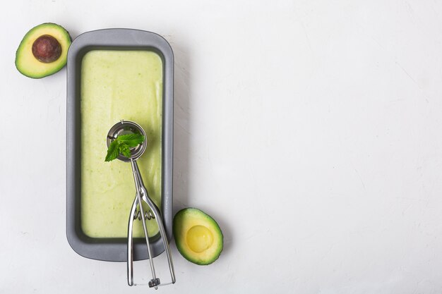 Gelato biologico fatto in casa di avocado e menta in un contenitore metallico