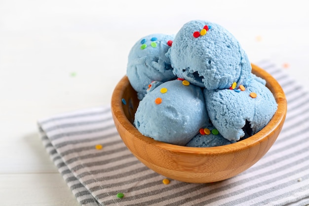 Gelato blu fatto in casa con tè anchan