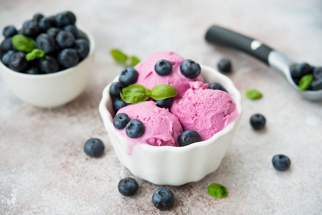 Gelato casalingo della bacca in una tazza bianca