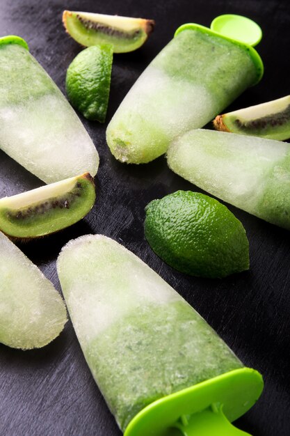 Gelato casalingo verde sul nero. Gelato alla frutta con kiwi e lime.