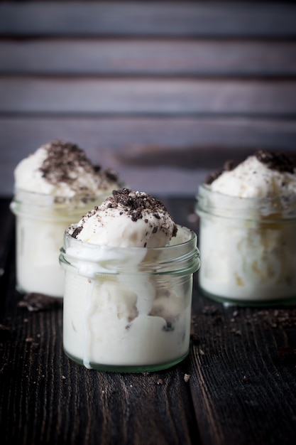 Gelato con biscotti al cioccolato in barattoli di vetro. Stile rustico