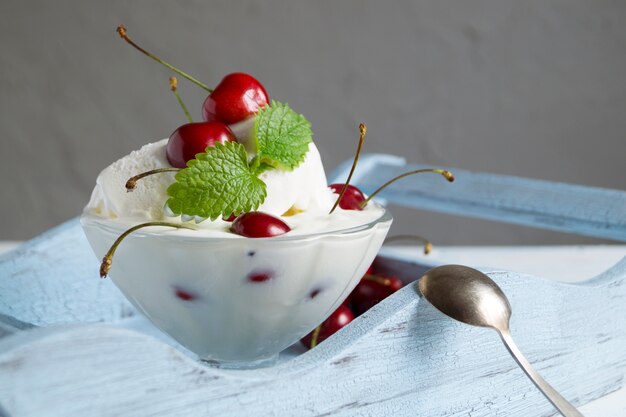 Gelato con ciliegie un dolce estivo rinfrescante