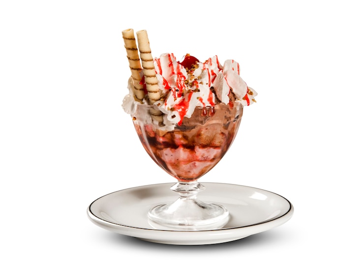 Foto gelato con crema di fragole e chantilly