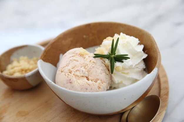 Gelato con crema su legno