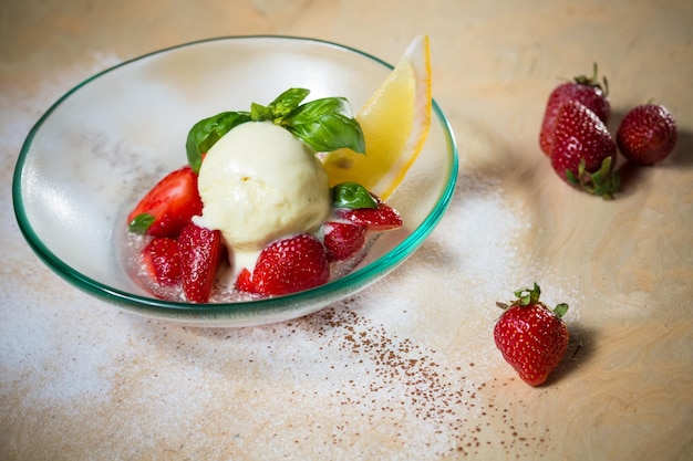 Gelato con fragole fresche