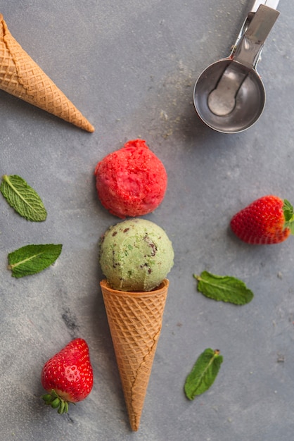 Gelato con fragole, menta e cioccolato