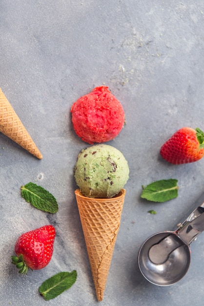 Gelato con fragole, menta e cioccolato