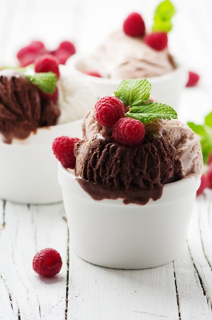 Gelato con frutti di bosco e menta