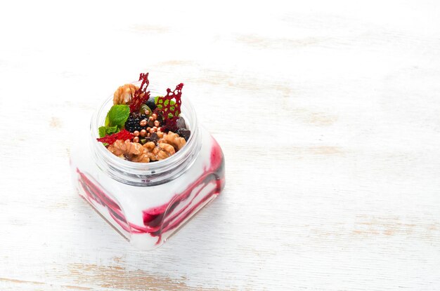 Gelato con frutti di bosco e noci Vista dall'alto Spazio libero per il testo