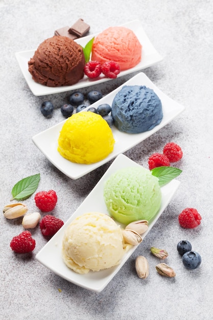 Gelato con noci e frutti di bosco