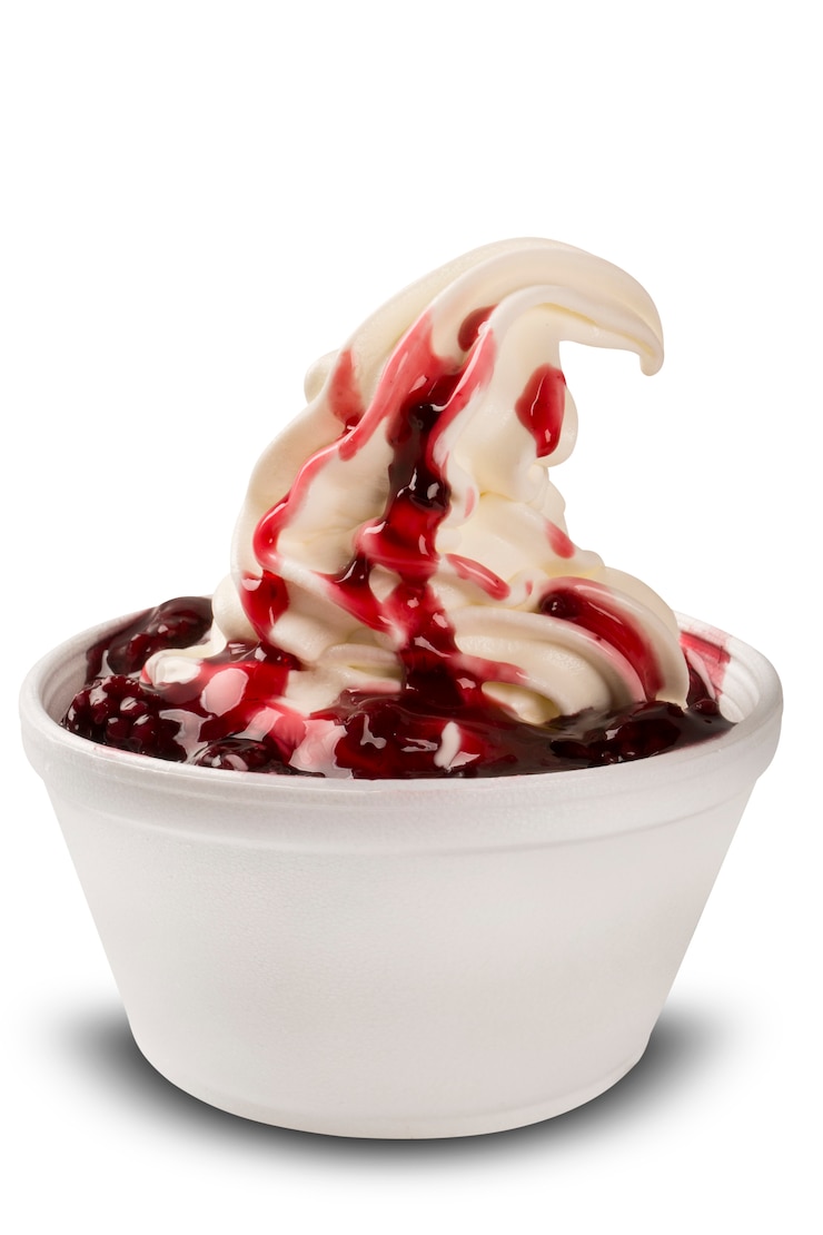 Foto gelato con salsa di fragole. sfondo bianco