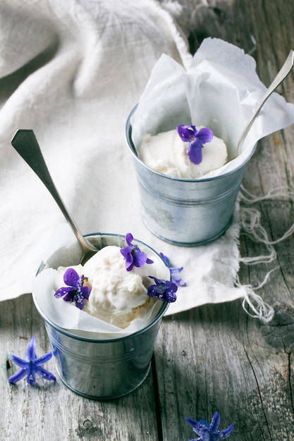 Gelato con violette zuccherate