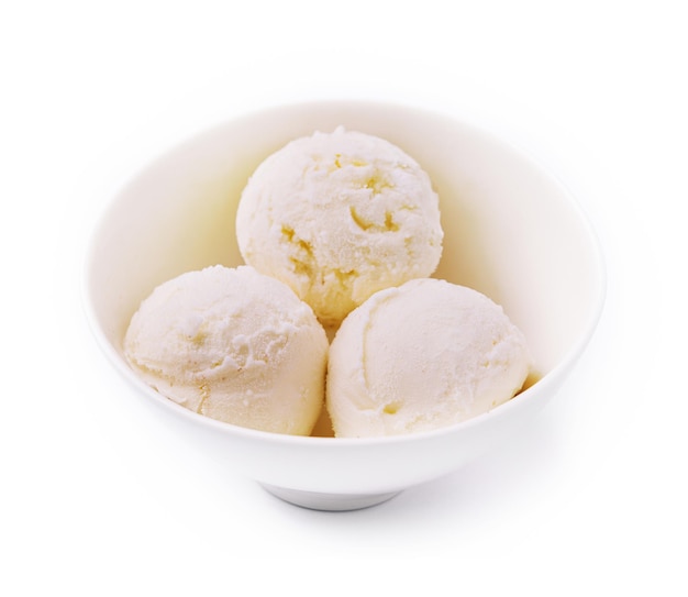 Gelato cremoso dolce in ciotola su bianco