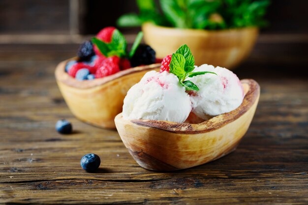 Gelato della frutta fresca con la menta sulla tavola di legno