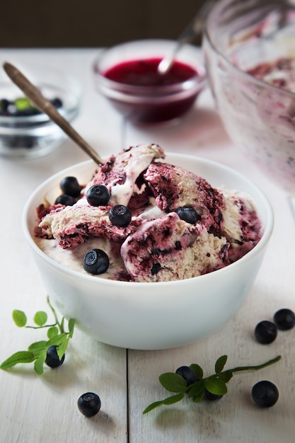 gelato di mirtilli e banana fatti in casa freschi