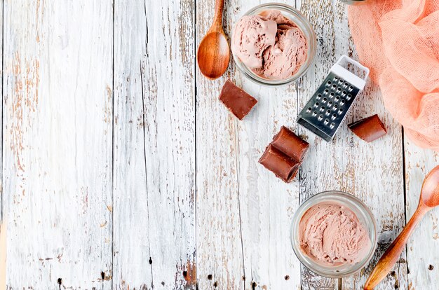 Gelato di palla di cioccolato in una ciotola