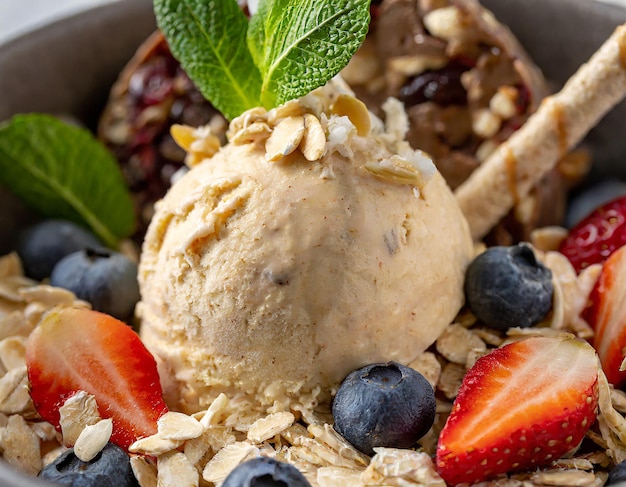 Gelato di vaniglia fatto in casa con noci e uvette in una ciotola