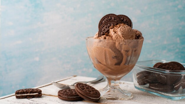 Gelato e biscotti saporiti sul tavolo