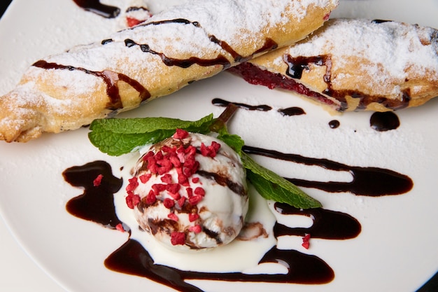 Gelato e torta con cioccolata calda.