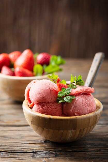 Gelato estivo con fragole e menta