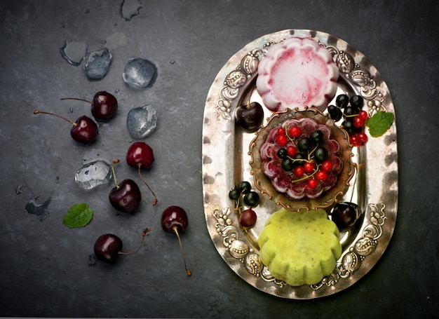 Gelato fatto in casa con frutti di bosco e frutta